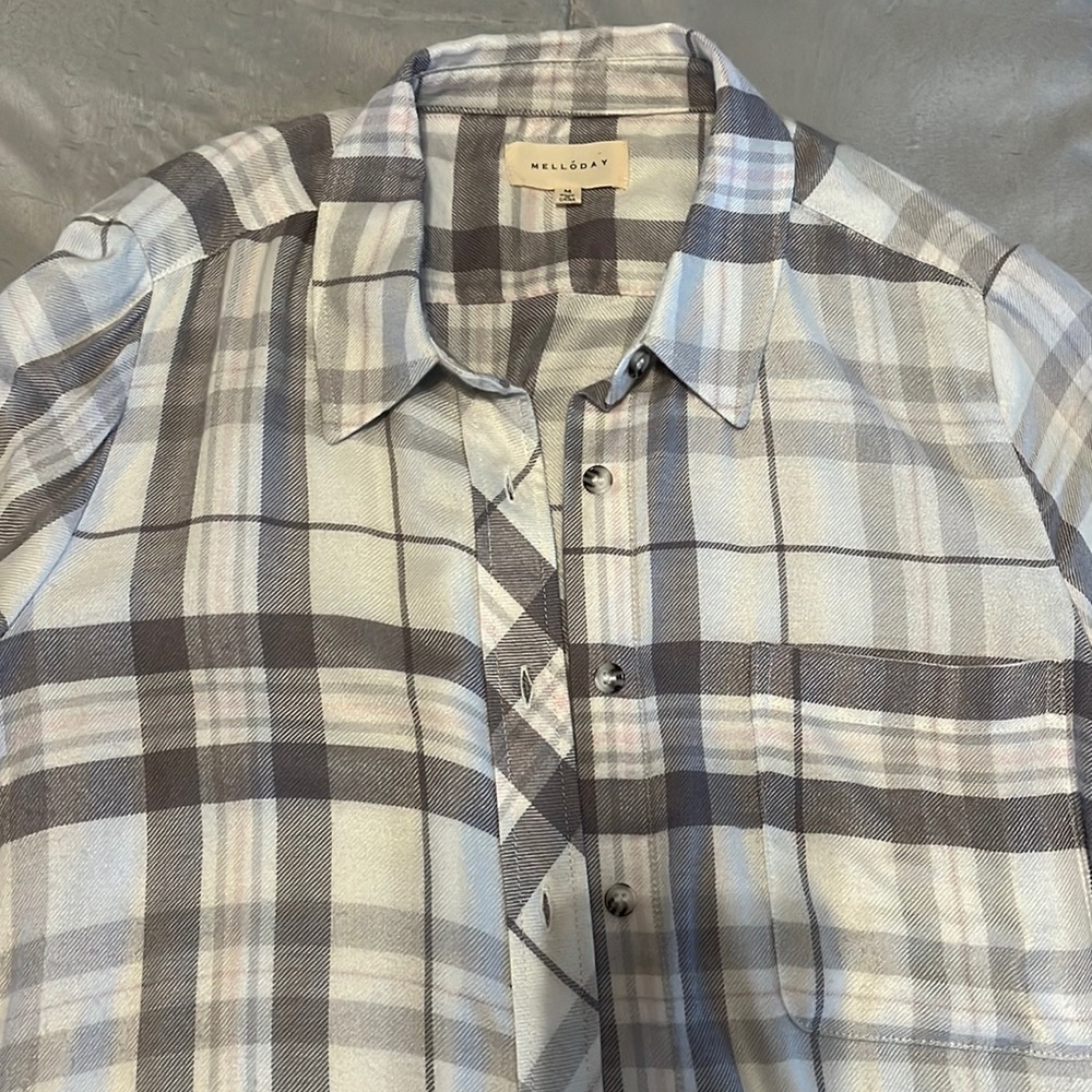 Super soft flannel shirt. Long sleeves and button down